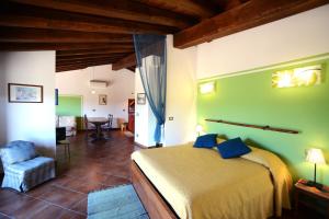 een slaapkamer met een bed en een kamer met een tafel bij Agriturismo Tenuta Monte La Guardia in Castel Giuliano