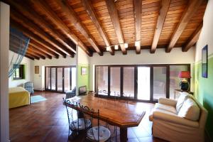 een woonkamer met een tafel en een bank bij Agriturismo Tenuta Monte La Guardia in Castel Giuliano