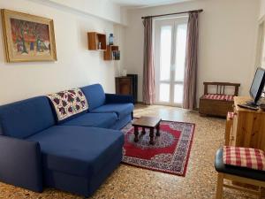 a living room with a blue couch and a table at Polly's Verona Apartment in Verona