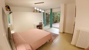 a bedroom with a pink bed and a table at Il Piccolo Hotel in Enna