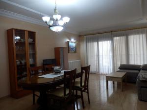 A television and/or entertainment centre at Vistas al mar y cerca de la playa