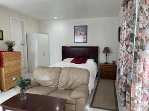 Ein Bett oder Betten in einem Zimmer der Unterkunft Comfy private ADU Guest house in LA