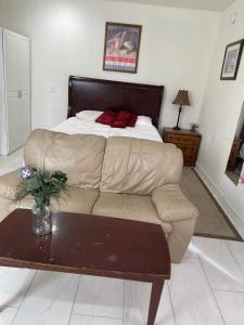 Ein Bett oder Betten in einem Zimmer der Unterkunft Comfy private ADU Guest house in LA