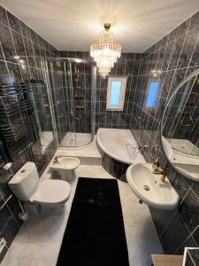 A bathroom at Comfort Zone Ostróda Villa Apartment B