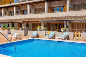 Bazén v ubytovaní Casa Caty con piscina,a 5 minutos de la Playa alebo v jeho blízkosti