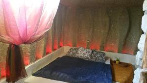 Postel nebo postele na pokoji v ubytování Barlang Fürdőház