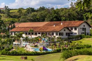 un grande edificio bianco con parco giochi di fronte di Villa di Mantova Resort Hotel ad Águas de Lindóia Altre 107 foto