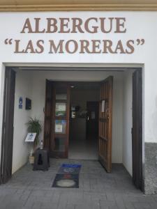ein Schild für den Eingang eines las morocas Gebäudes in der Unterkunft Albergue Las Moreras in Monesterio