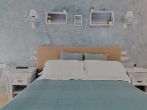 a bedroom with a bed and a lamp at Hotel Playa del Carmen in Barbate