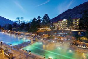 una gran piscina de agua en una ciudad por la noche en Glenwood Hot Springs Resort, en Glenwood Springs