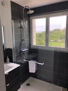 a bathroom with a sink and a window at Logement à Brive proche centre-ville et campagne - climatisation, Wifi, coin exterieur et parking privés in Brive-la-Gaillarde