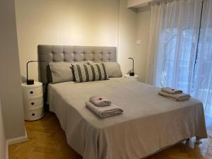 um quarto com uma cama grande e toalhas em Departamento Fabuloso em Rosário