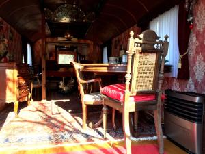 Posezení v ubytování Historischer Zirkuswagen mit Terrasse und Blick ins Grüne