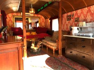 Posezení v ubytování Historischer Zirkuswagen mit Terrasse und Blick ins Grüne
