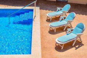 Bazén v ubytovaní Casa Caty con piscina,a 5 minutos de la Playa alebo v jeho blízkosti