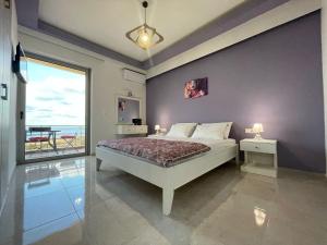 Akontio Apartment with Sea View tesisinde bir odada yatak veya yataklar