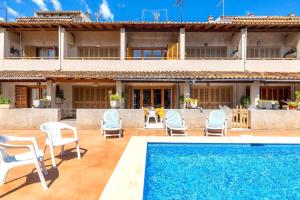 Bazén v ubytovaní Casa Caty con piscina,a 5 minutos de la Playa alebo v jeho blízkosti