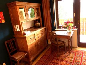 - une salle à manger avec une cabane en bois, une table et des chaises dans l'établissement Gemütliches Appartment "LaWendel" mit Balkon am Waldrand, à Witzenhausen