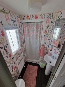 Gallery image of Inviting 3-Bed Caravan in Porthcawl in Porthcawl