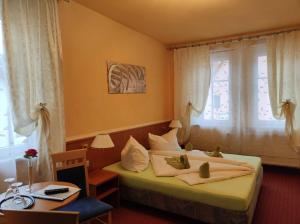 a hotel room with two beds and a window at Thüringer Hof in Ziegenrück