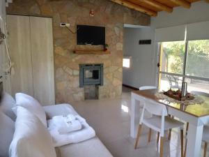 una sala de estar con un sofá y una mesa en El Rincón de Alejo, en Merlo