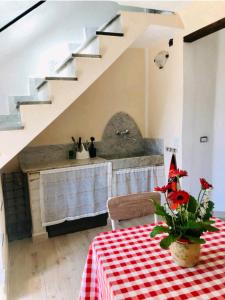 una mesa con un mantel a cuadros rojo y blanco en La "Casina nel borgo" , relax a un passo dalle 5 Terre, en Merizzo
