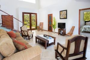 a living room with a couch and a table at Casa de Fox - Confort en medio de la jungla! in Manuel Antonio