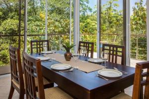 A restaurant or other place to eat at Casa de Fox - Confort en medio de la jungla!