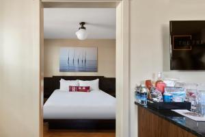 The Francis Hotel客房内的一张或多张床位