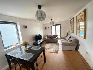 Posezení v ubytování Lovely 2-Bedrooms Apartment Step to The Beach