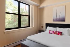 The Francis Hotel客房内的一张或多张床位