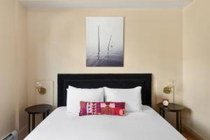 The Francis Hotel客房内的一张或多张床位
