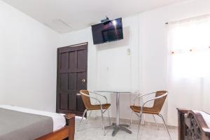 En tv och/eller ett underhållningssystem på Hotel Colonial La Casa De Siempre