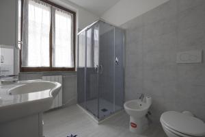 W łazience znajduje się prysznic, umywalka i toaleta. w obiekcie Placido's B&B w mieście Rho