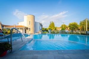 a large swimming pool with a water fountain at Best Western Plus Sabaudia Hotel in Sabaudia