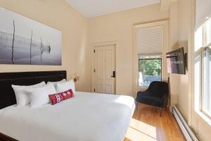 The Francis Hotel客房内的一张或多张床位