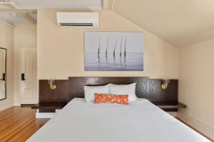 The Francis Hotel客房内的一张或多张床位