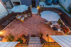 een patio met tafels en parasols bij Apartments & Rooms Hosana in Zadar