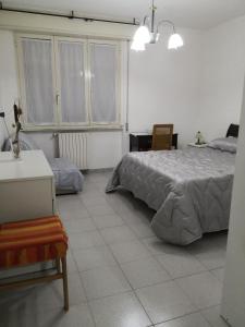 een slaapkamer met een bed en een tafel en stoelen bij Tra Puglia e Basilicata in Montescaglioso