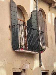 - un balcon sur le côté du bâtiment dans l'établissement The House on the Canal, à Venise