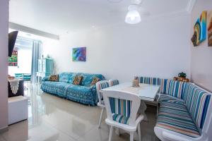- un salon avec un canapé et une table dans l'établissement Apartamento Águas de Lindoia, à Águas de Lindóia