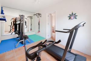 The fitness centre and/or fitness facilities at KARAT Hacienda Miranda