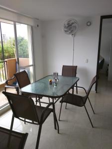 a dining table and chairs in a room with a window at Apartamento en Ricaurte in Ricaurte