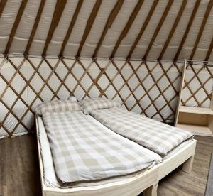 Ein Bett oder Betten in einem Zimmer der Unterkunft Jurte beim Lama- & Alpakahof Triesenberg