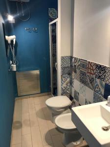 ein Badezimmer mit 2 WCs und einem Waschbecken in der Unterkunft La casa del vento Stagnone in Marsala