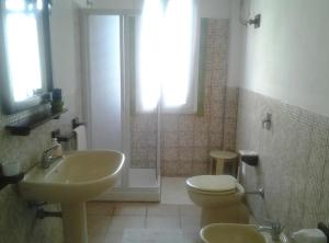 ein Bad mit einer Dusche, einem WC und einem Waschbecken in der Unterkunft La casa del vento Stagnone in Marsala