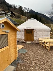 Nespecifikovaný výhled na hory nebo výhled na hory při pohledu z luxury tent