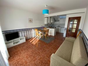 ein Wohnzimmer mit Sofa und Tisch in der Unterkunft Ericeira Sand Beach F7 in Ericeira