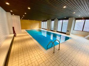 a large swimming pool in a large building at Ferienwohnung Kranzhornblick - Alpenmagie Suites in Oberaudorf