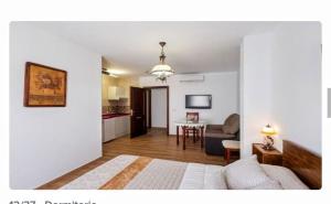 - un salon avec un canapé et une table dans l'établissement Apartamento en Olvera, à Olvera
